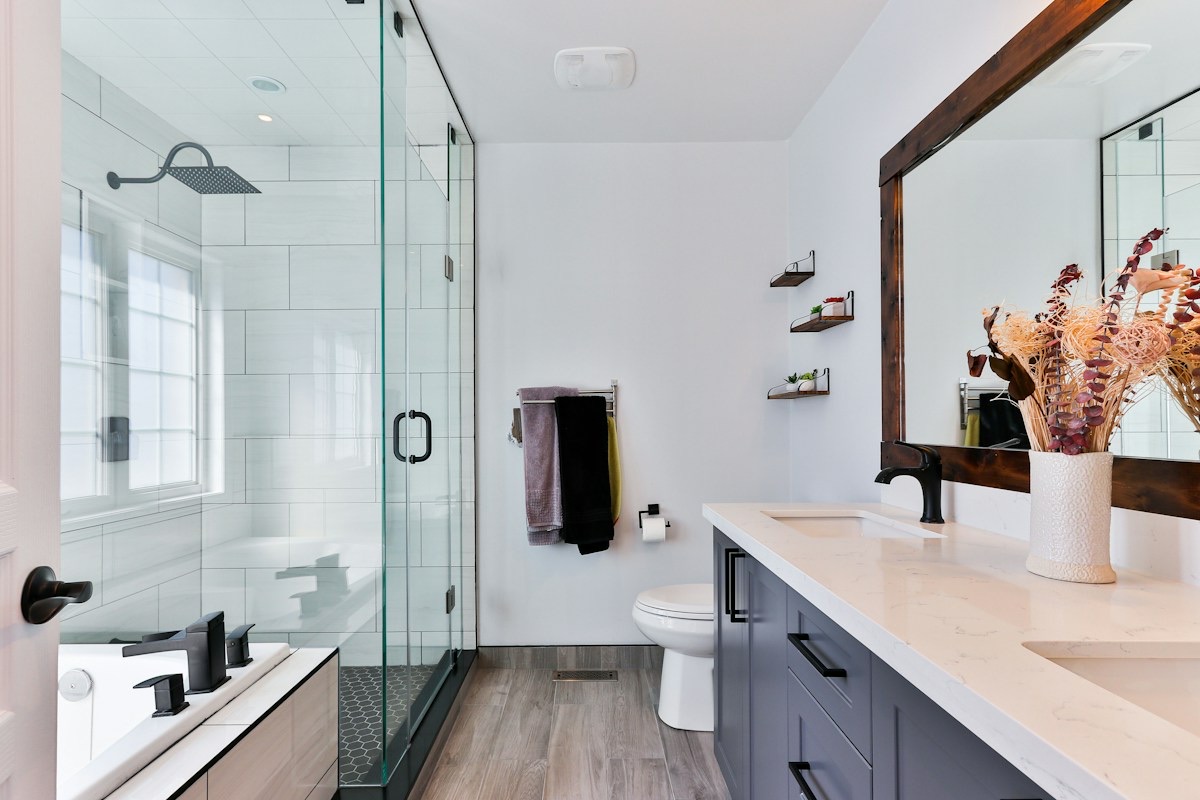 Trang bị vách kính cường lực và thiết bị vệ sinh Kohler cao cấp